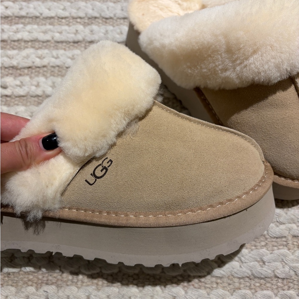 UGG Platform Slipper Size 7.5